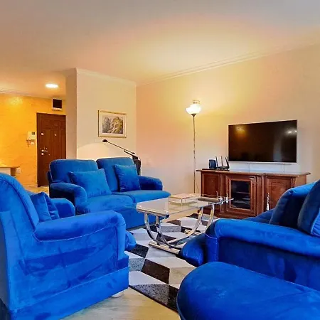 Golden Delight Apartment *